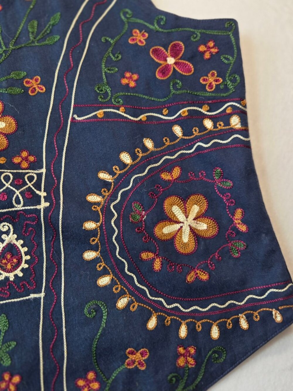 Vintage Southern Lady Embroidered floral vest - Picture 3 of 9